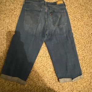 Levi’s womens Bermuda shorts. Size 8, great condition.